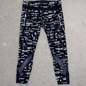 Lululemon Inspire Tight black/white with front zippered pockets and mesh sz 10